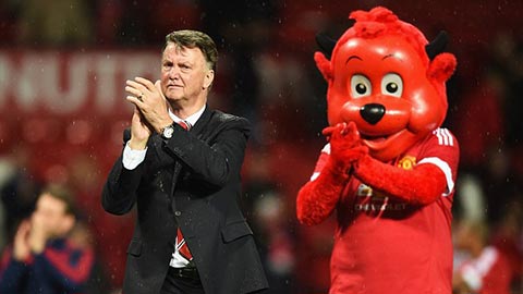 Van Gaal tri ân CĐV M.U trong trận đấu cuối cùng