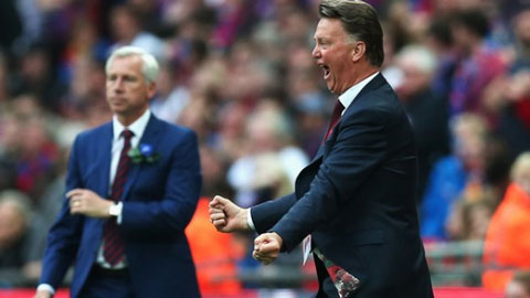 Van Gaal bật khỏi ghế và ăn mừng điên dại sau bàn thắng của Lingard