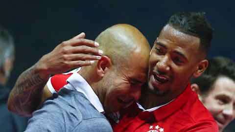 HLV Guardiola bật khóc khi Bayern Munich vô địch cúp QG Đức 