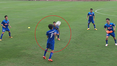 Tuấn Anh chuyền bóng bằng vai điệu nghệ cho đồng đội