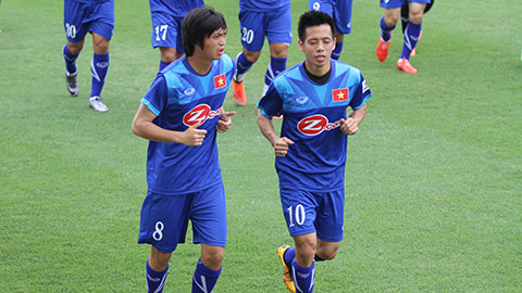 Văn Quyết và Tuấn Anh dính với nhau như hình với bóng