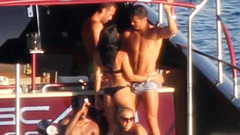 Ronaldo bị phát hiện tình tứ bên gái lạ trước thềm EURO