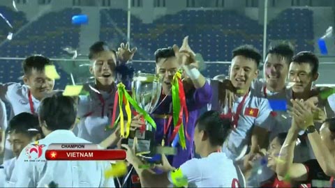 Khoảnh khắc xúc động của ĐT Việt Nam khi nâng cao cúp vô địch AYA Bank Cup