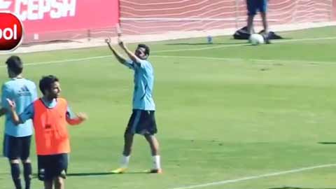 Cú ngả bàn đèn thành bàn như tranh vẽ của Pedro trên sân tập