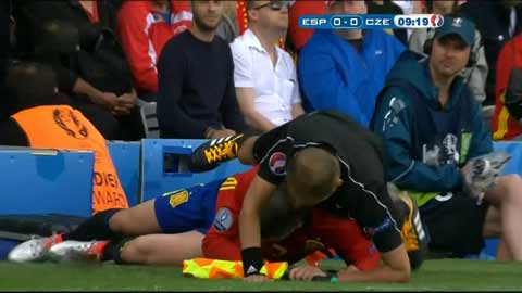 Morata đốn ngã cả trọng tài biên