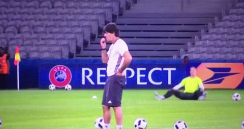 Joachim Loew lại xoa mông rồi đưa lên mũi ngửi