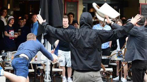 Hooligan Nga lại hỗn chiến với CĐV Anh và xứ Wales