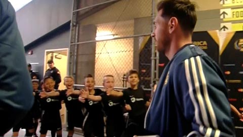 Các CĐV nhí háo hức chạm vào người Messi