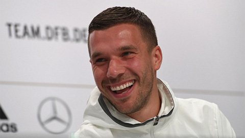 Podolski bênh vực hành động mất vệ sinh của ông thầy