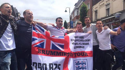 Từ Lens: CĐV Anh và xứ Wales hát hò tưng bừng trước trận đấu