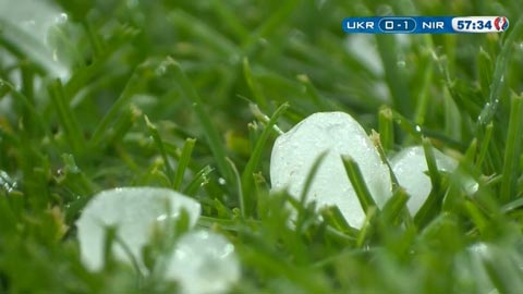 Mưa đá khiến trận đấu Ukraine - Bắc Ireland phải tạm dừng ít phút