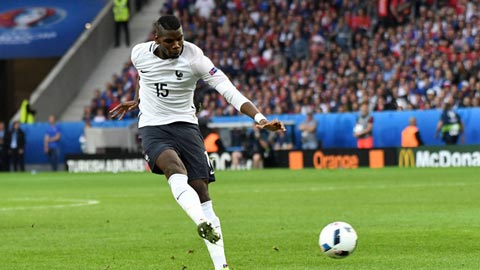 Pogba xoay compa đỉnh cao khiến đối phương buộc phải phạm lỗi