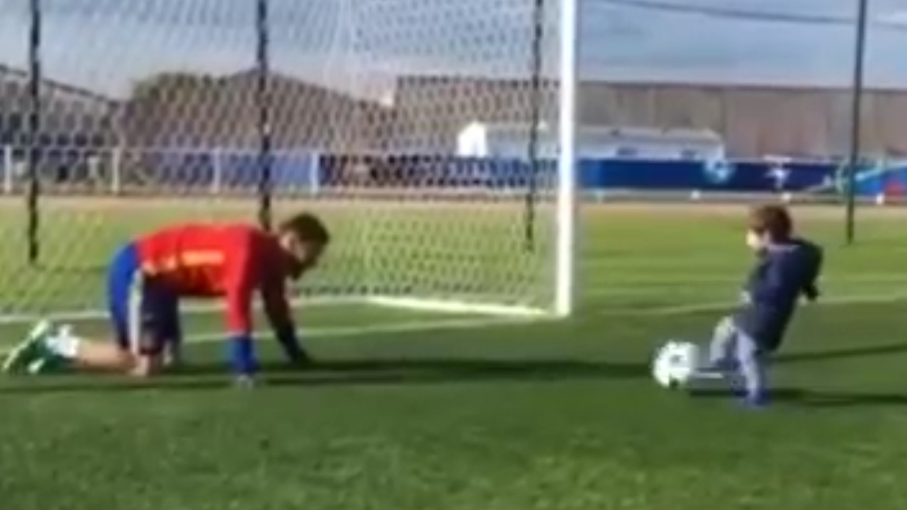Ramos dạy con trai cách ghi bàn vô cùng dễ thương