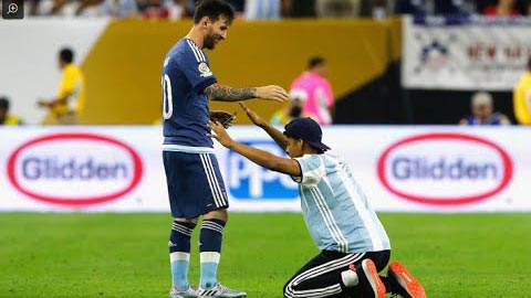 Messi được CĐV vái lạy như Thánh sống