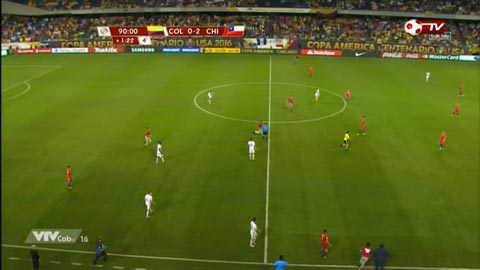 Fan cuồng khiến nhân viên an ninh ngã nhào trận Colombia - Chile