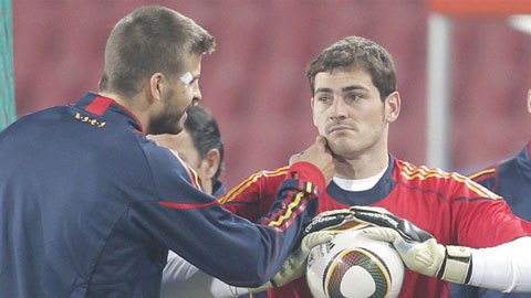 Casillas tát Pique trên sân tập