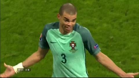 Pepe chơi tiểu xảo khiến Mandzukic chấn thương