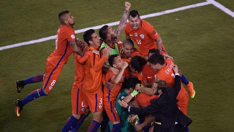 Nụ cười và những giọt nước mắt của các cầu thủ Chile và Argentina