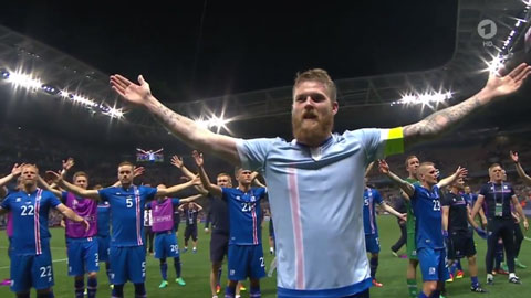 Cầu thủ và CĐV Iceland ăn mừng kiểu chiến binh Viking sau chiến thắng