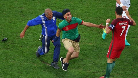 Fan cuồng lao vào sân ôm hụt Ronaldo 