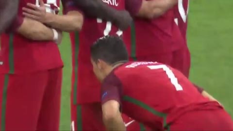 Ronaldo núp sau đồng đội xem đá luân lưu