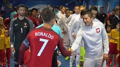 Lewandowski thân thiện bắt tay với Ronaldo và các cô bé, cậu bé dẫn cầu thủ 