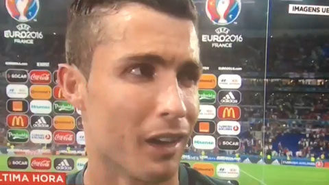 Ronaldo suýt khóc khi trả lời phỏng vấn sau trận 