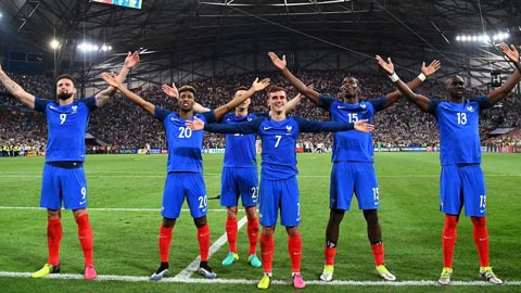 ĐT Pháp bắt chước Iceland ăn mừng kiểu chiến binh Viking 