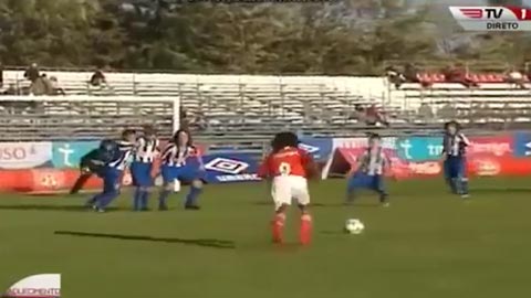 Pha sút phạt mãn nhãn của  Renato Sanches khi 10 tuổi