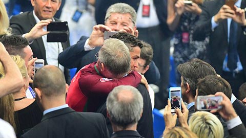 Ronaldo nhận cái ôm chúc mừng nồng ấm từ Sir Alex