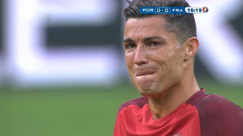 Ronaldo bật khóc khi bị chấn thương không thể tiếp tục thi đấu 