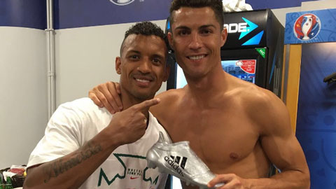Ronaldo tặng Chiếc giày bạc EURO 2016 cho Nani