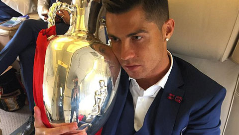 Ronaldo ôm khư khư cúp trên máy bay về Bồ Đào Nha