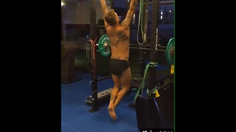 Ramos khoe cơ bắp trong phòng tập gym