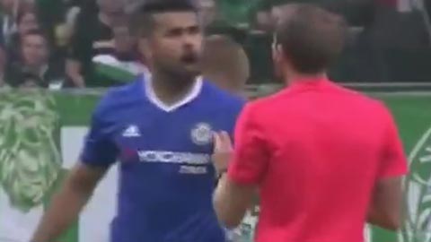 Diego Costa lại kéo áo đối thủ, nổi điên với trọng tài