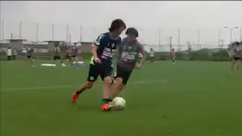 Tuấn Anh lừa bóng khiến đồng đội bở hơi tai