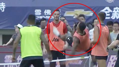 Depay móc bóng kiểu cầu mây trong buổi tập của M.U