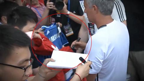 Mourinho từ chối ký lên áo Chelsea