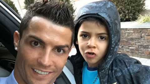 Con trai Ronaldo và Neymar: Nhóc nào sành điệu hơn?