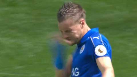 Sút bóng lên trời, Vardy tự đấm vào mặt mình