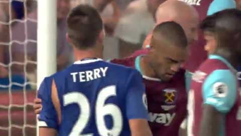 Terry rách toạc áo trong trận gặp West Ham 