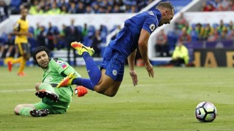 Leicester mất 2 quả penalty trước Arsenal?