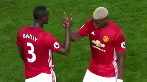 Pogba và Bailly cùng nhau ăn mừng theo cách siêu dị