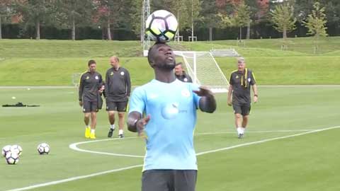Sagna làm xiếc với quả bóng bằng đầu
