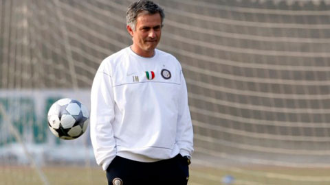 HLV Mourinho solo ghi bàn trên sân tập 