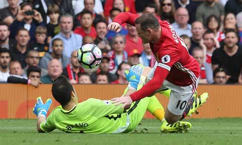 Nóng mặt, Rooney trả đũa thô thiển với thủ môn Bravo