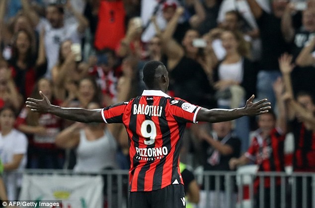 CĐV Nice gào thét tên Balotelli khi anh lập cú đúp