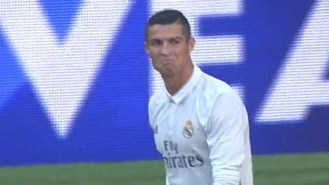 Bị bắt việt vị, Ronaldo bĩu môi với trọng tài