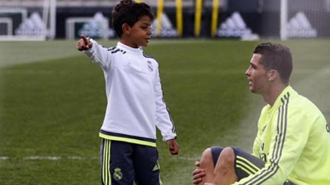 Ronaldo sắm vai người nhặt bóng trong trận đấu của con trai