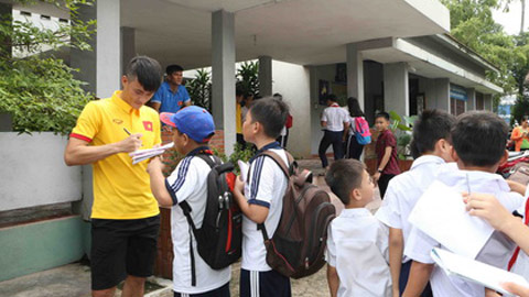 Công Vinh, Văn Toàn mỏi tay ký tặng các em nhỏ tại làng SOS TPHCM
